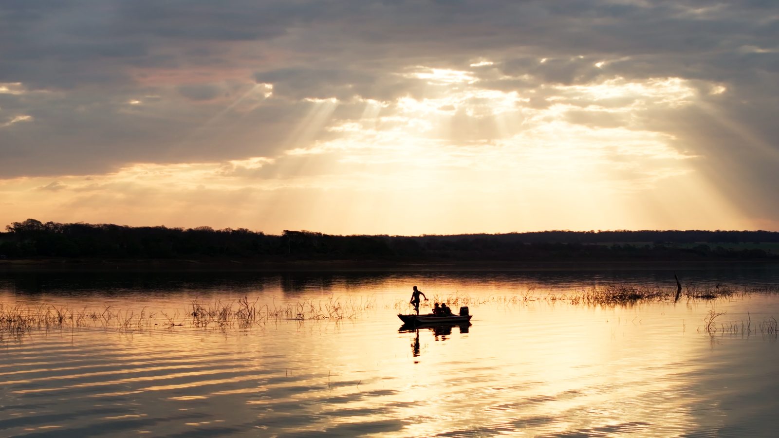 Pôr do sol na represa