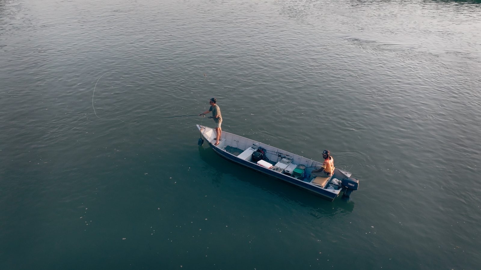 Barco navegando pela represa